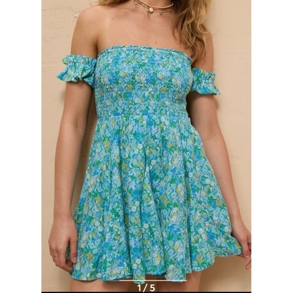 American Eagle Outfitters Dresses & Skirts - Romantic‎ off-shoulder floral mini dress